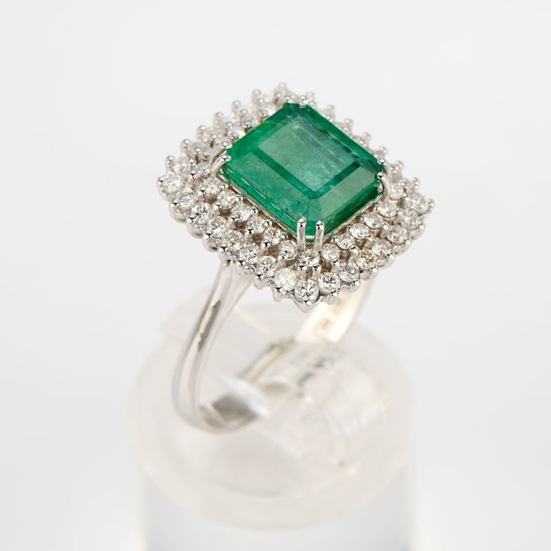 Anello rettangolare in oro bianco con smeraldo e diamanti