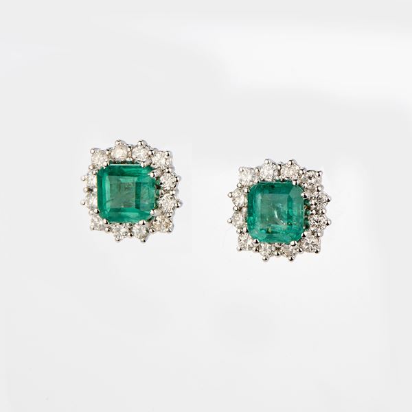 Orecchini a margherita in oro bianco con smeraldi e diamanti