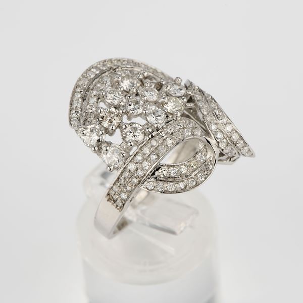 Anello a nastri intrecciati in platino e diamanti