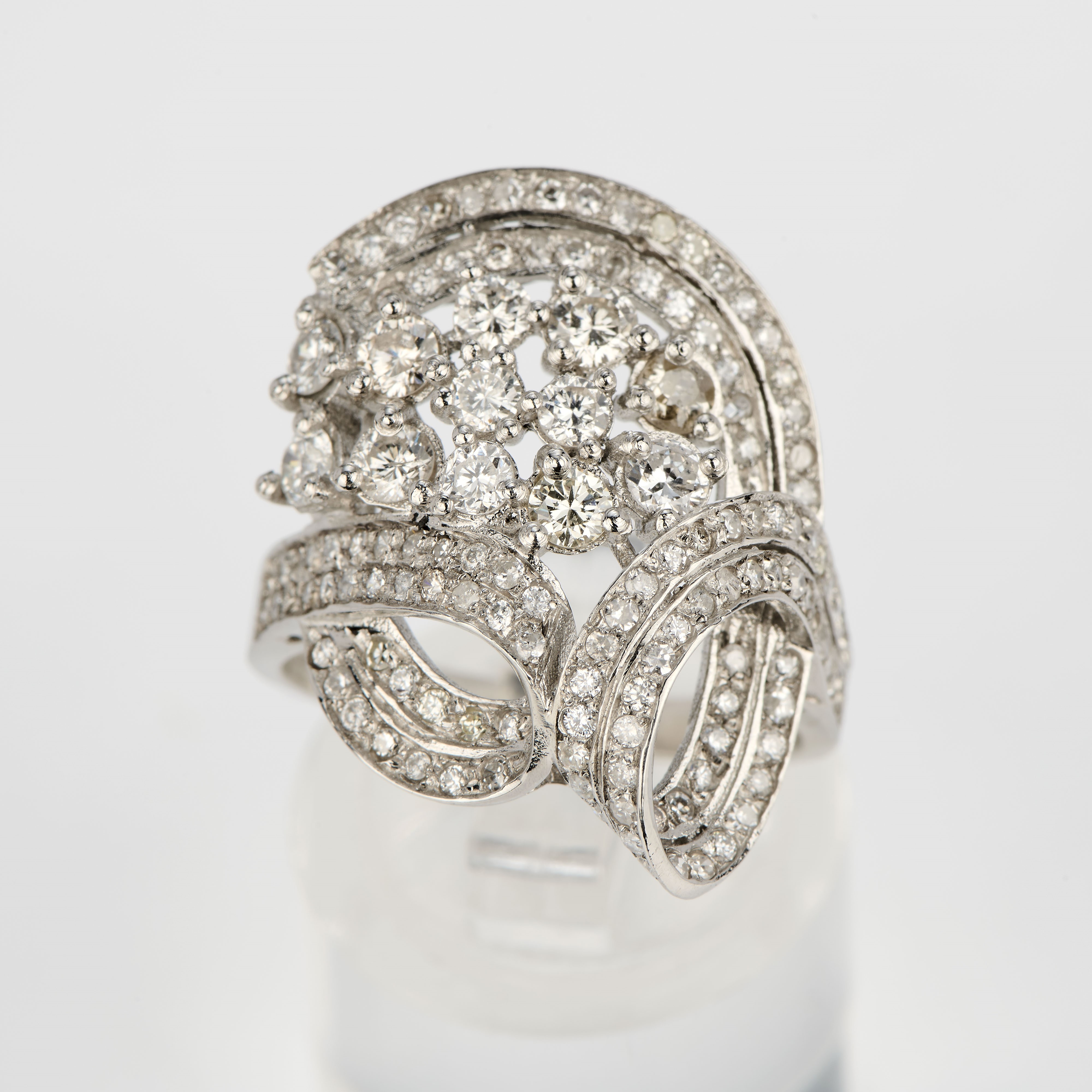 Anello a nastri intrecciati in platino e diamanti