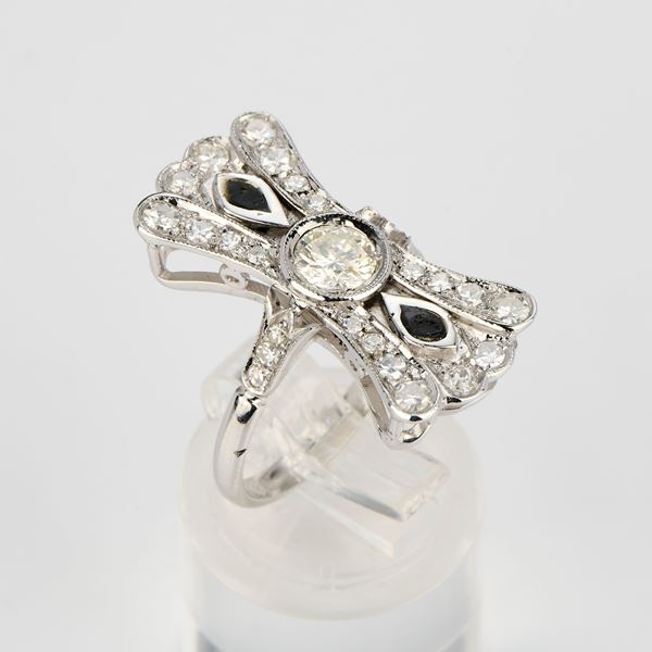 Anello a fiocco in oro bianco con diamanti e smalto nero