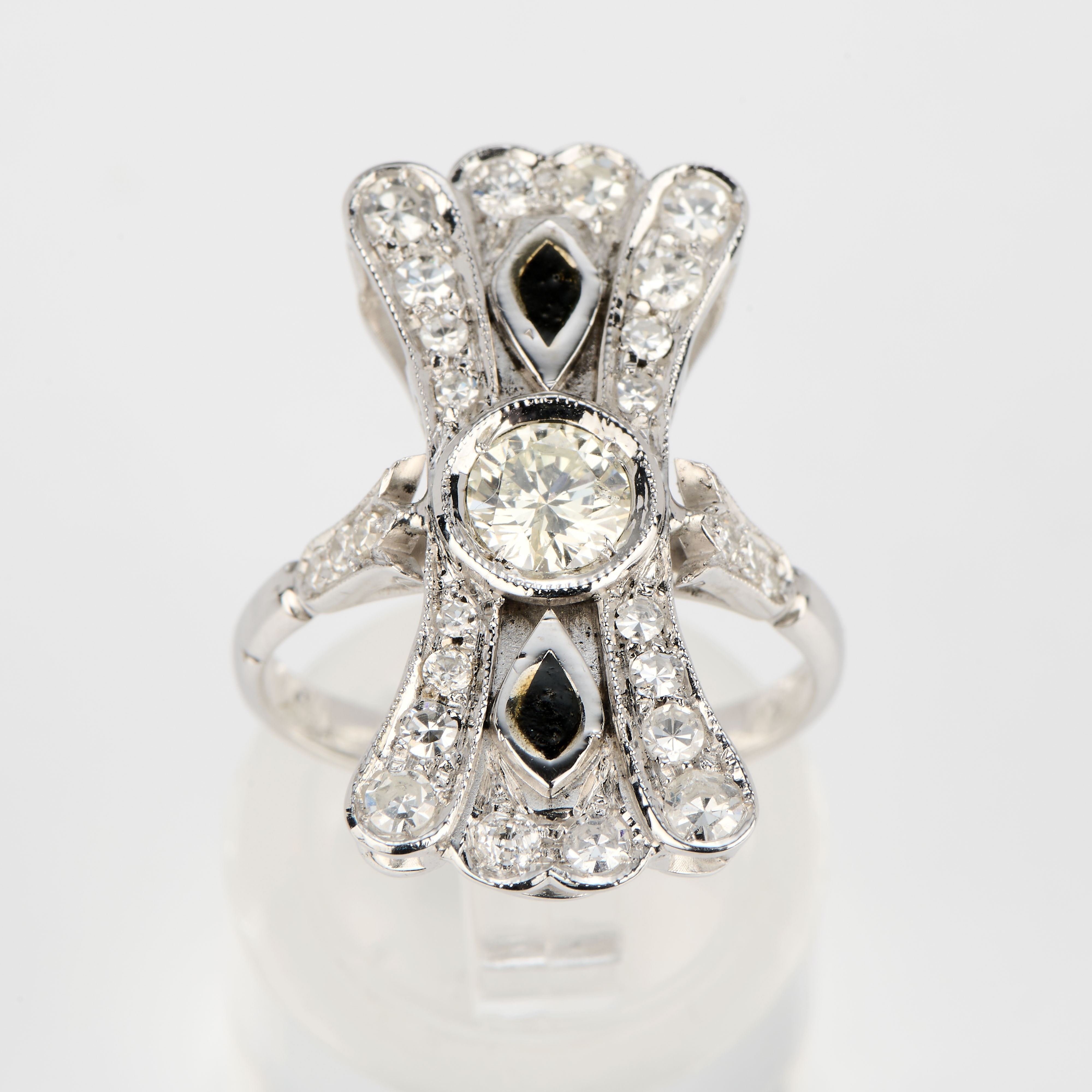 Anello a fiocco in oro bianco con diamanti e smalto nero
