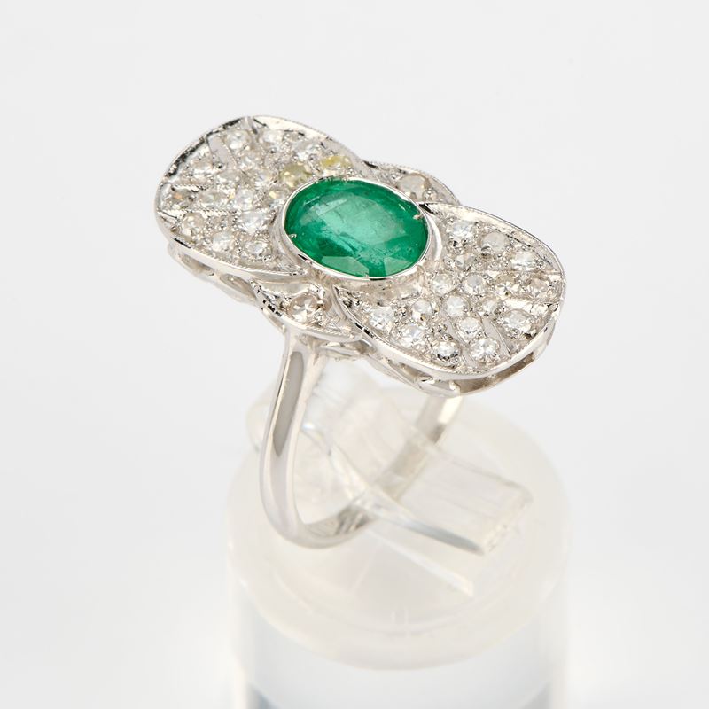 Anello ovale in oro bianco con smeraldo e diamanti