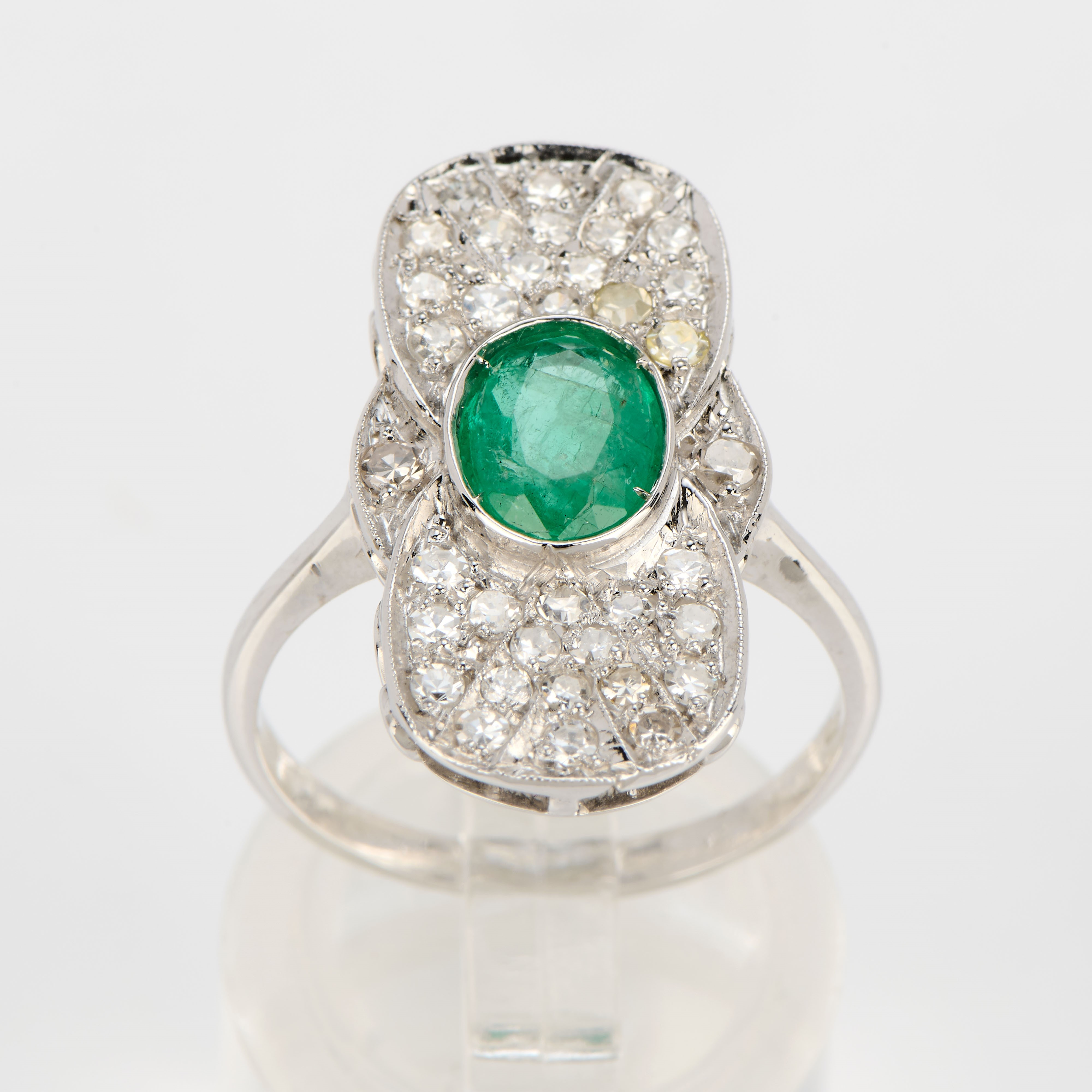 Anello ovale in oro bianco con smeraldo e diamanti