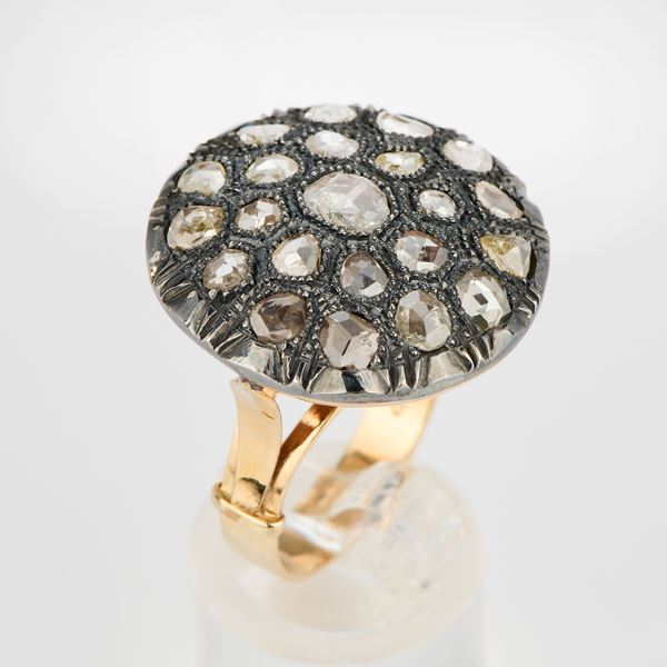 Anello rotondo in oro giallo, argento e rose di diamante