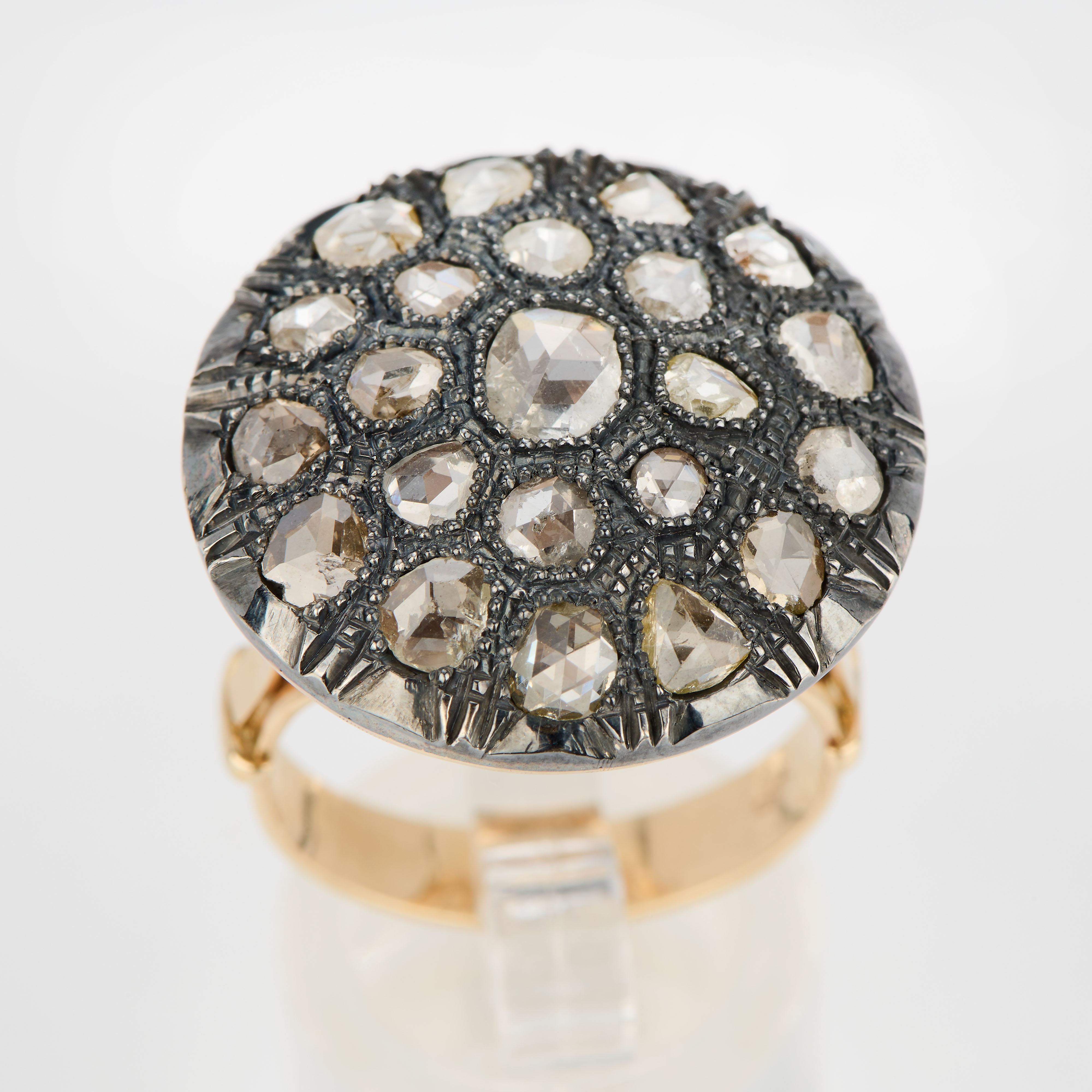 Anello rotondo in oro giallo, argento e rose di diamante