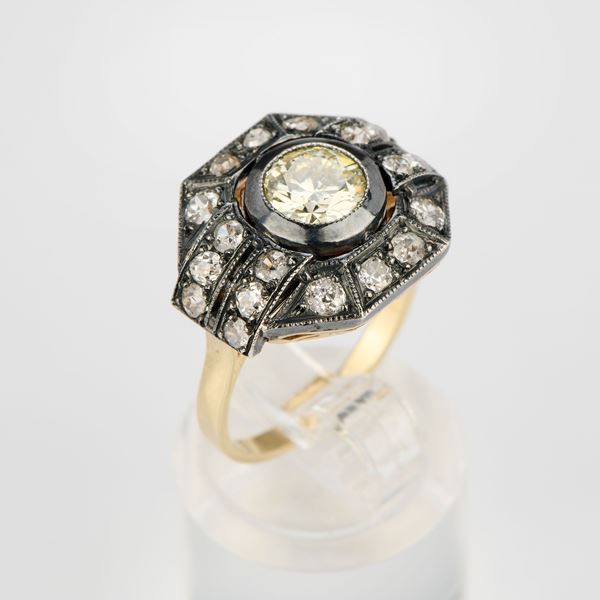 Anello ottagonale in oro giallo, argento e diamanti