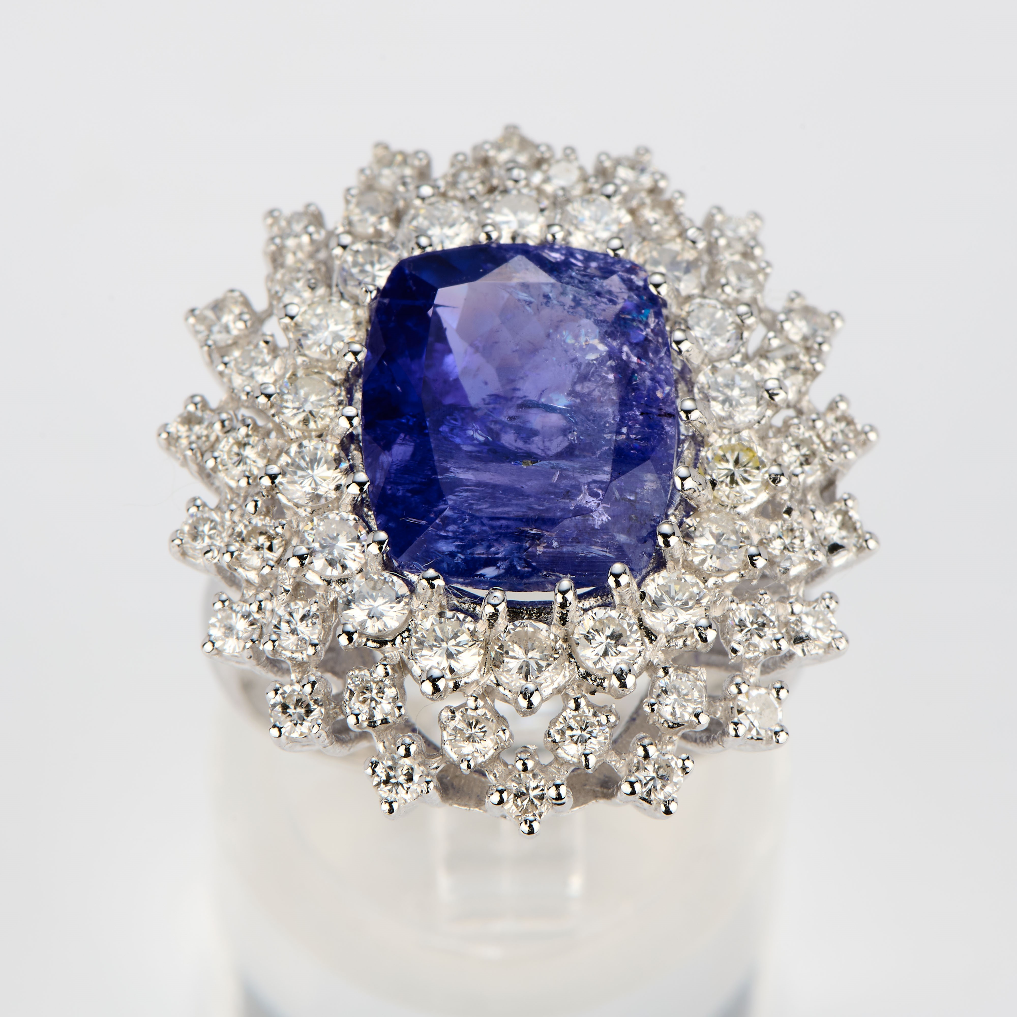 Anello a fiore in oro bianco con tanzanite e diamanti