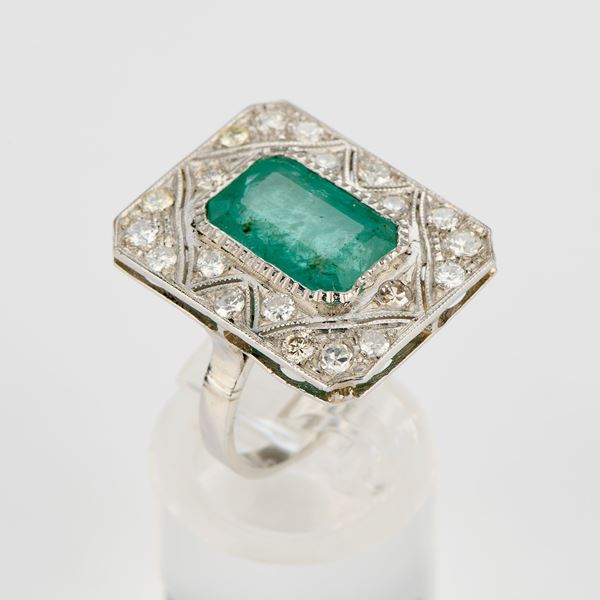 Anello rettangolare in platino con smeraldo e diamanti