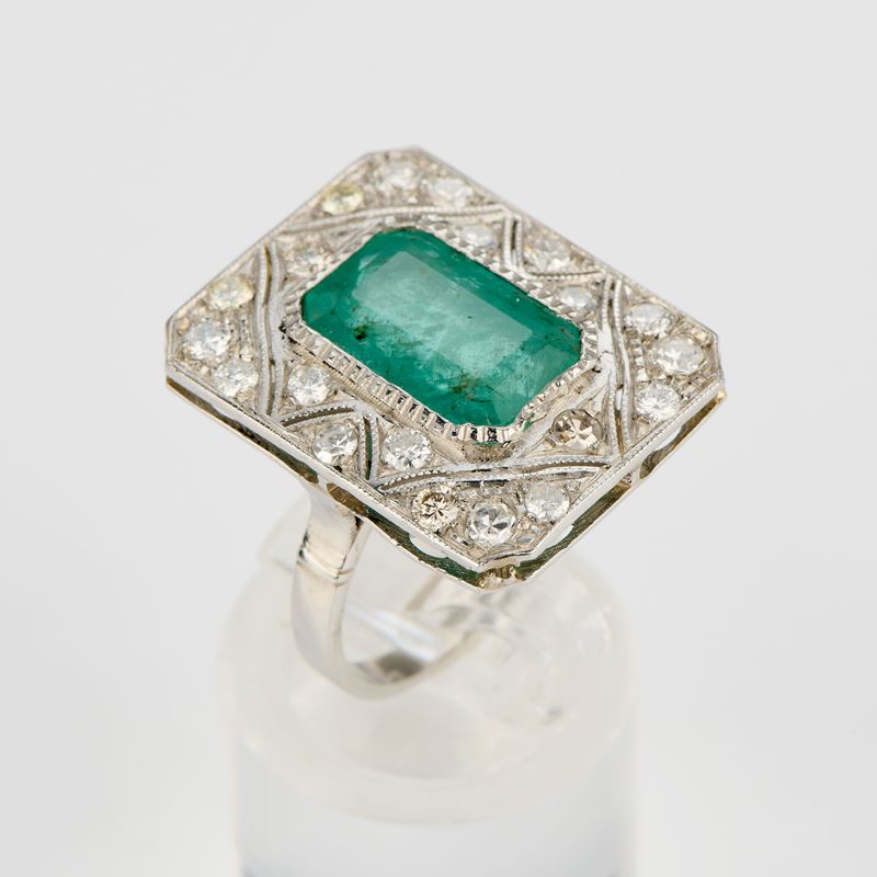 Anello rettangolare in platino con smeraldo e diamanti