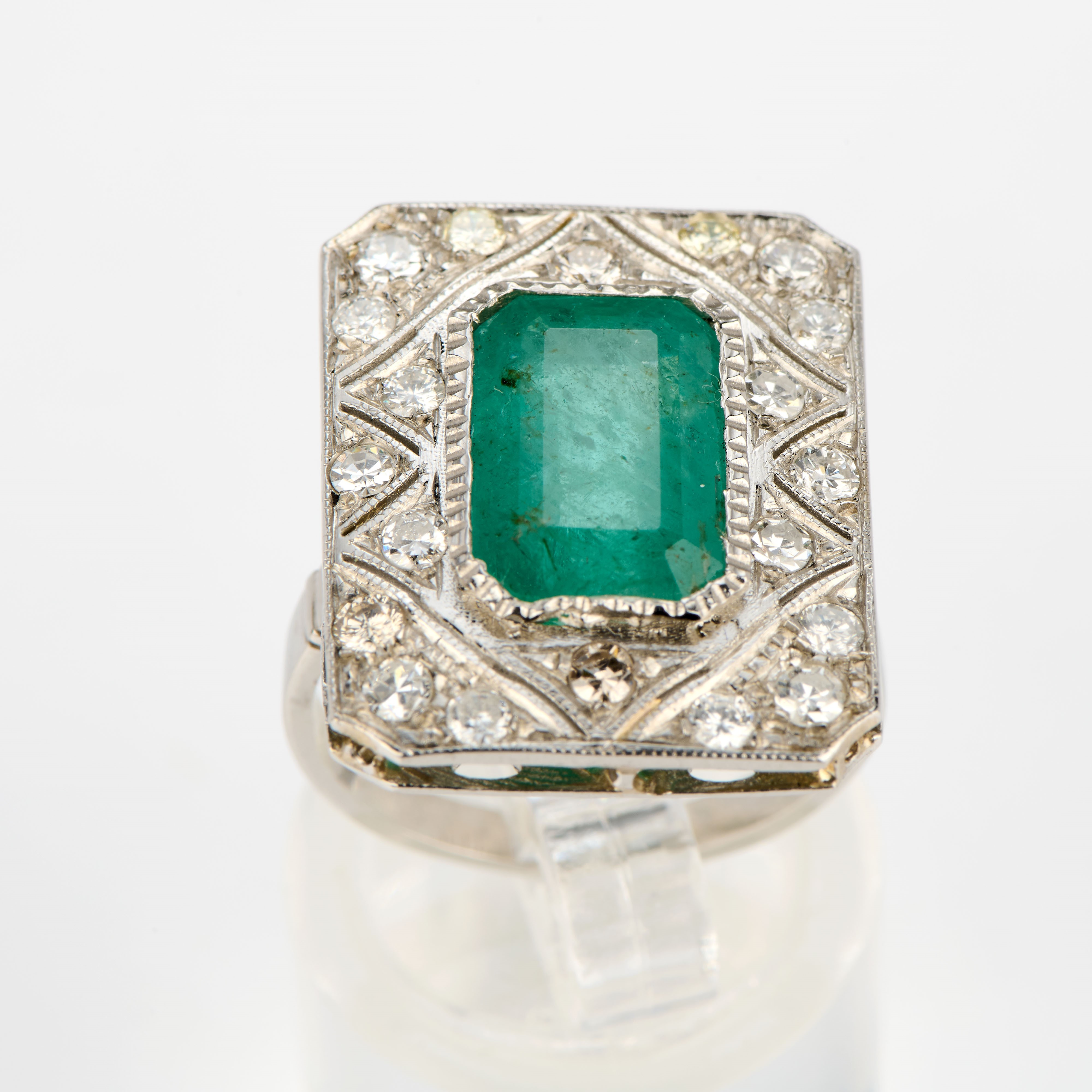 Anello rettangolare in platino con smeraldo e diamanti