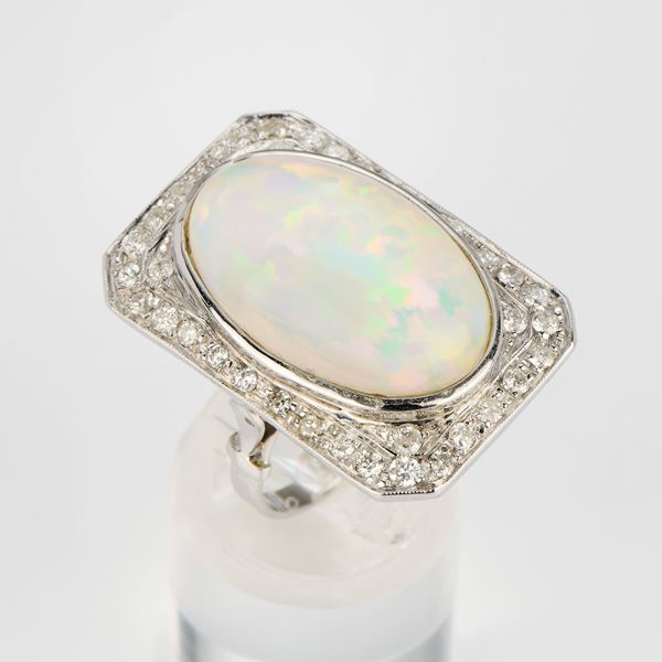 Anello rettangolare in oro bianco con opale e diamanti