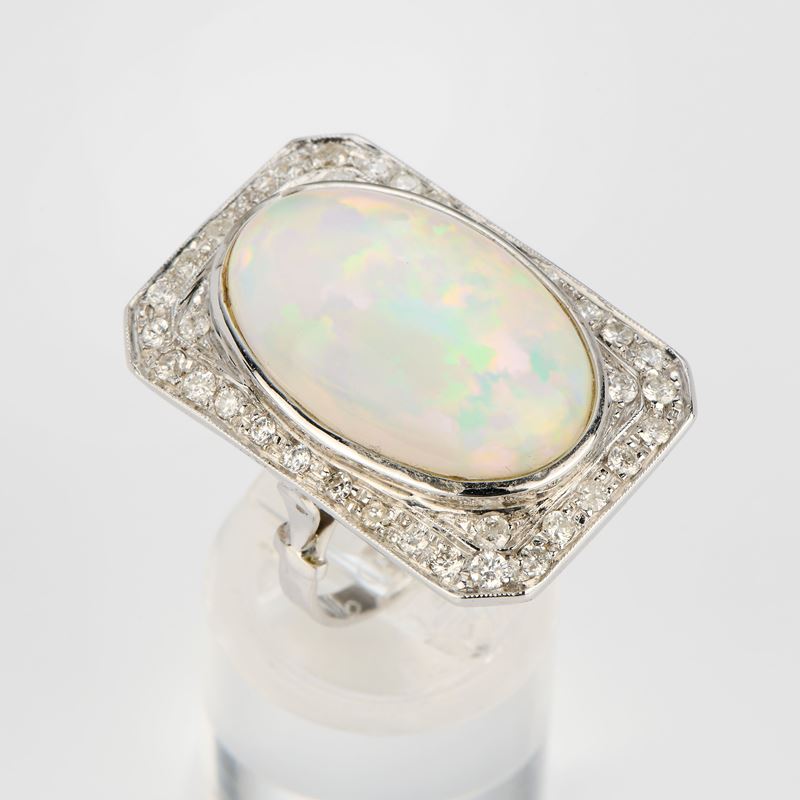 Anello rettangolare in oro bianco con opale e diamanti