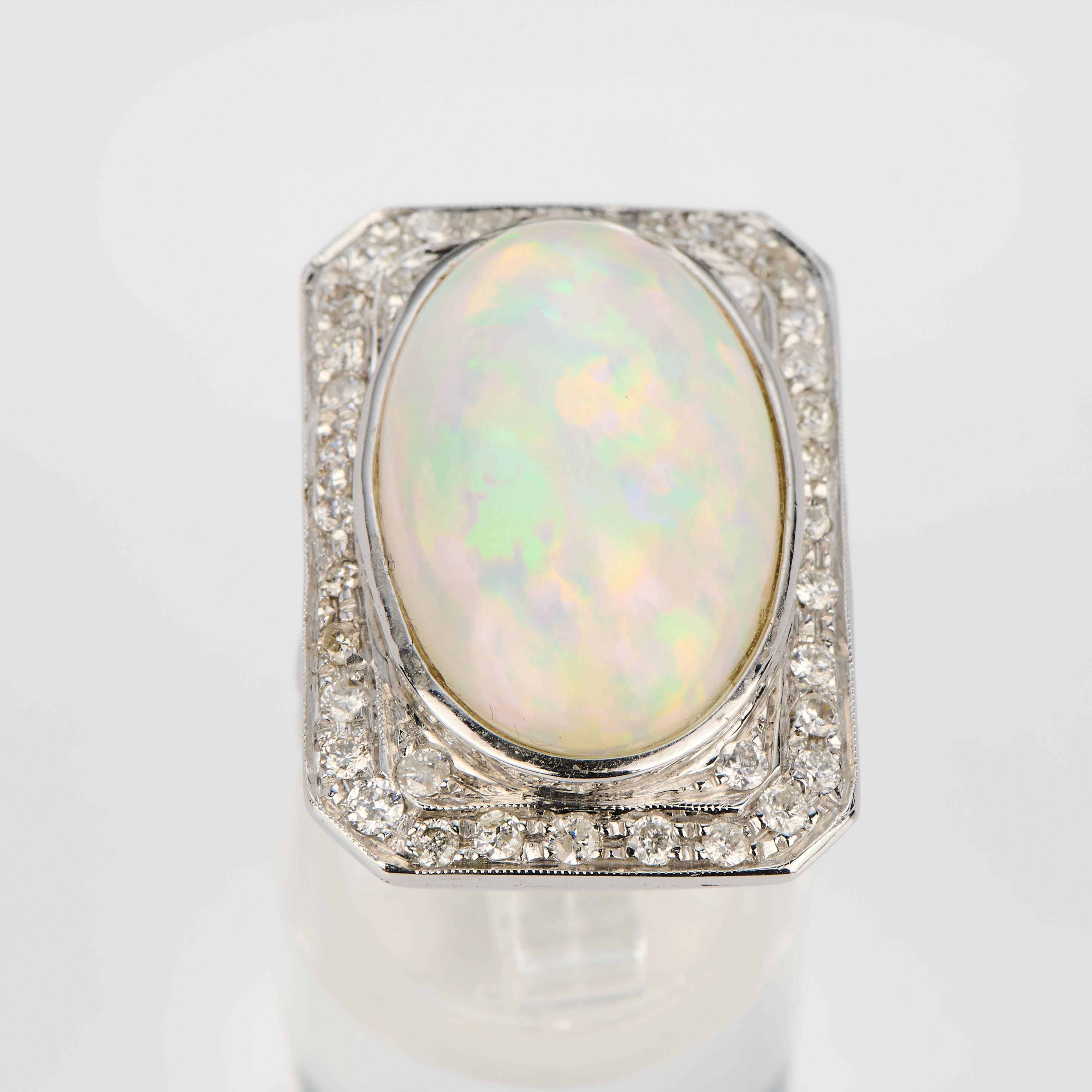 Anello rettangolare in oro bianco con opale e diamanti