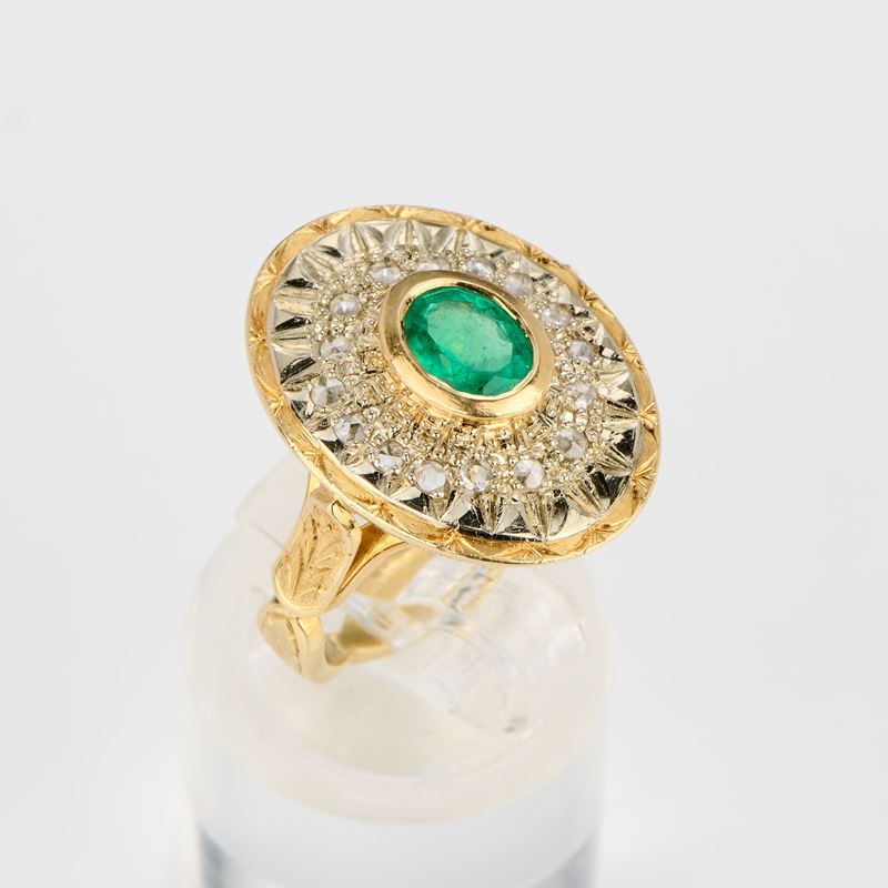 Anello ovale in oro giallo con smeraldo e diamanti