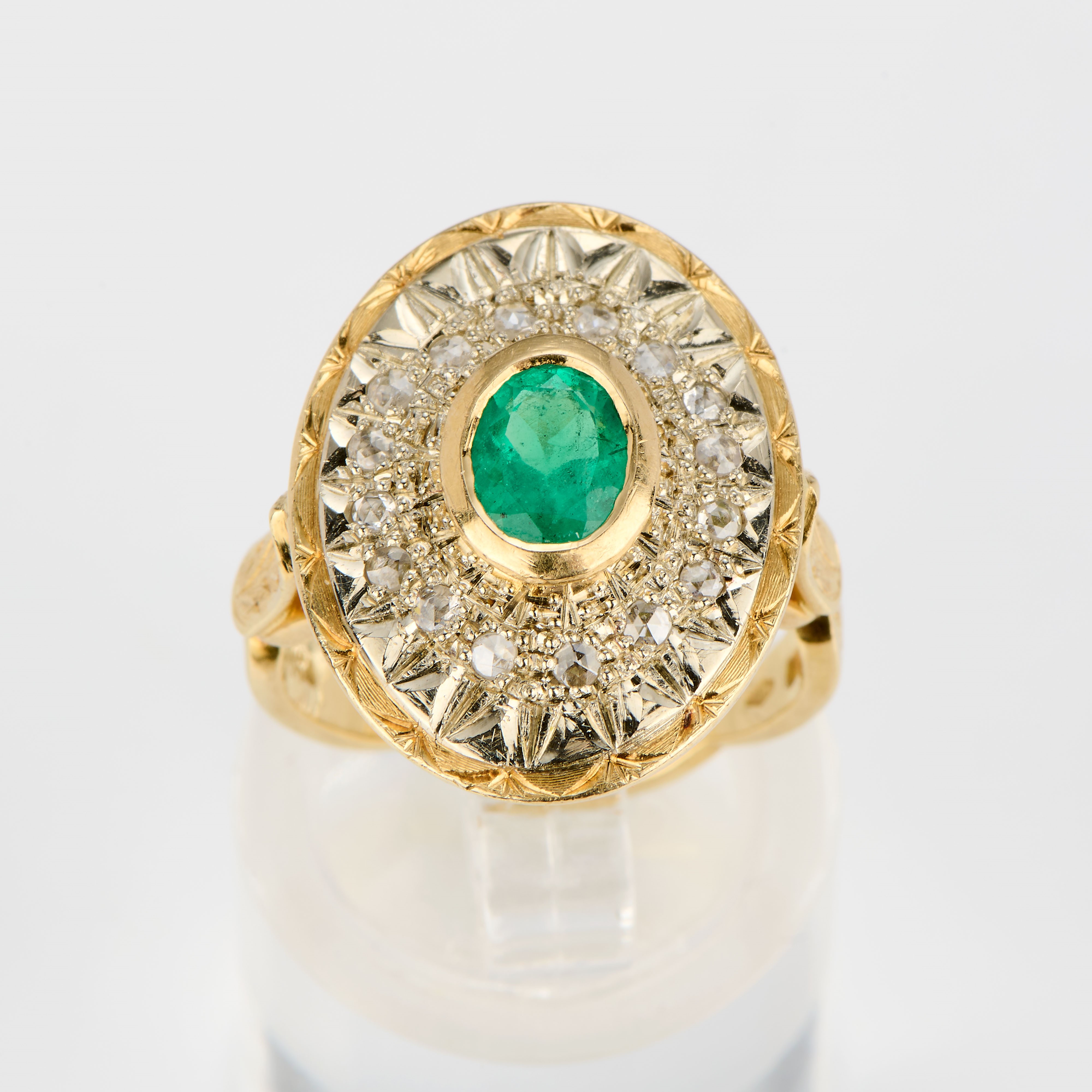 Anello ovale in oro giallo con smeraldo e diamanti