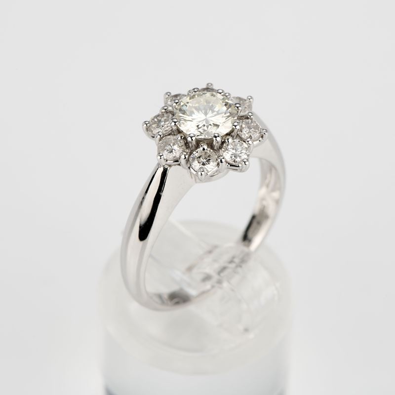 Anello a margherita in oro bianco e diamanti