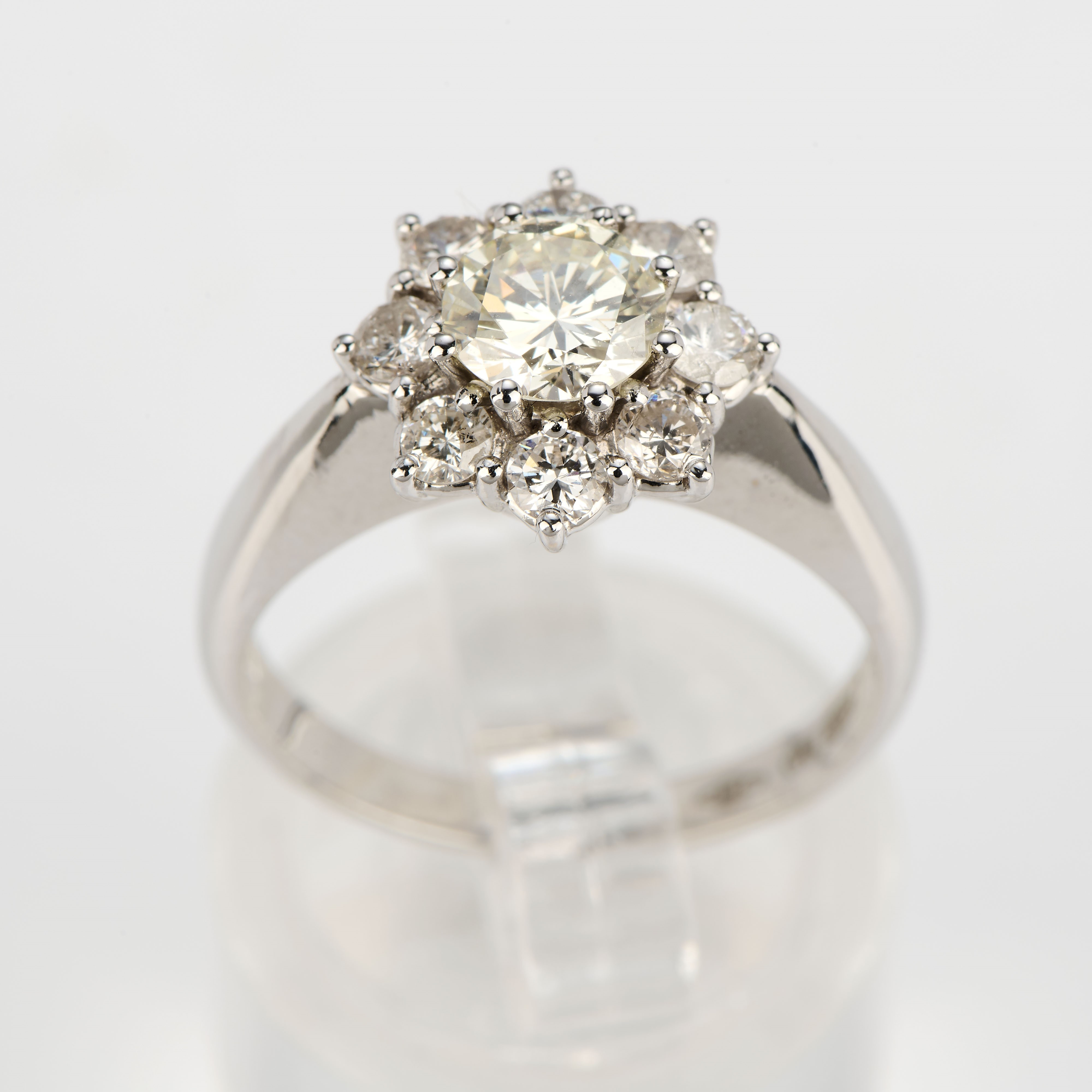 Anello a margherita in oro bianco e diamanti