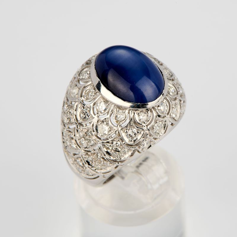 Anello a fascia bombata e traforata con zaffiro e diamanti