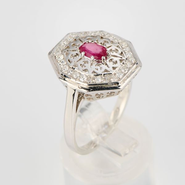 Anello ottagonale in oro bianco con rubino e diamanti