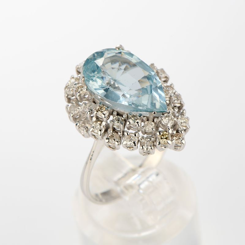 Anello a goccia in oro bianco con acquamarina e diamanti
