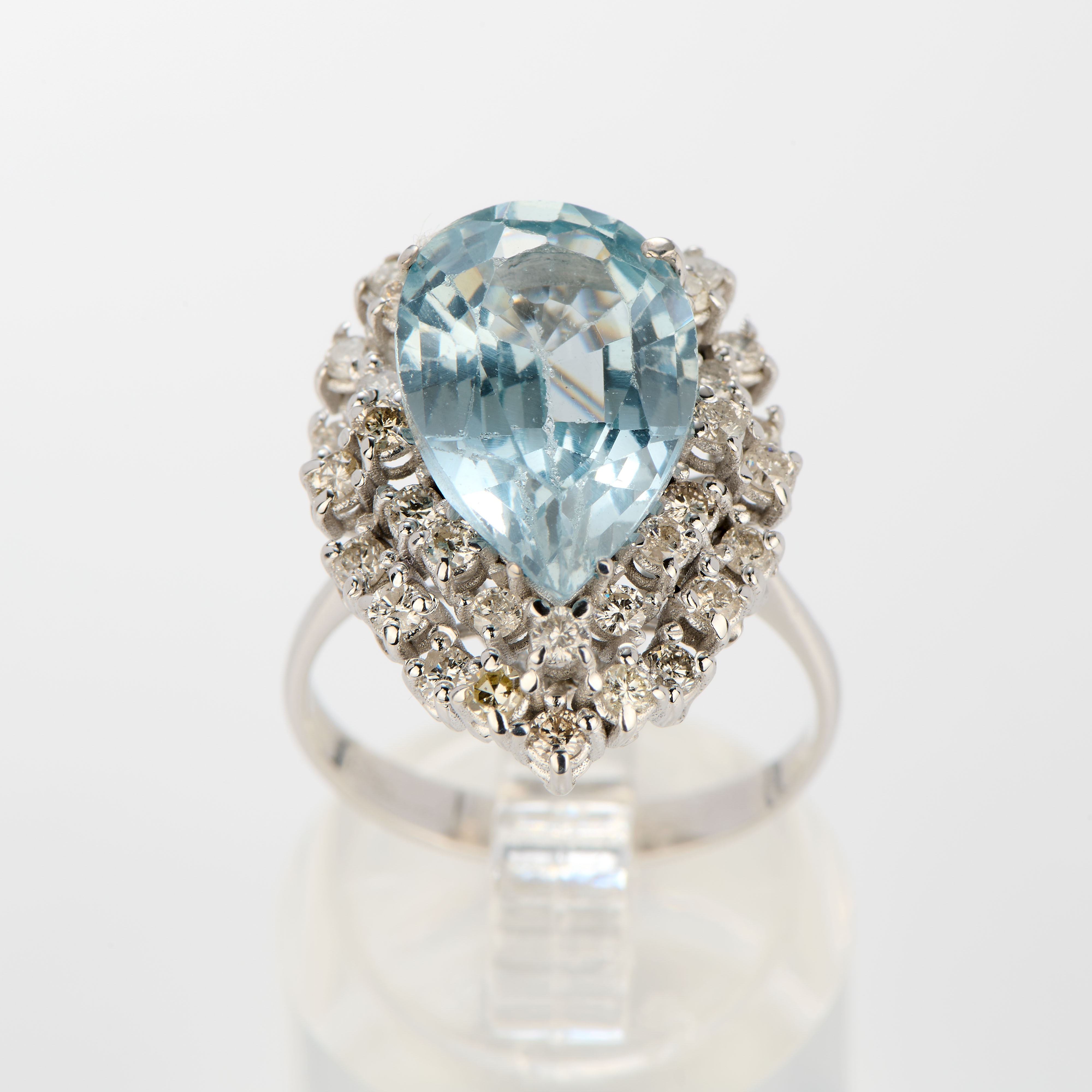 Anello a goccia in oro bianco con acquamarina e diamanti