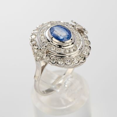 Anello ovale in oro bianco con zaffiro da 1,40 ct e diamanti da 1,20 ct