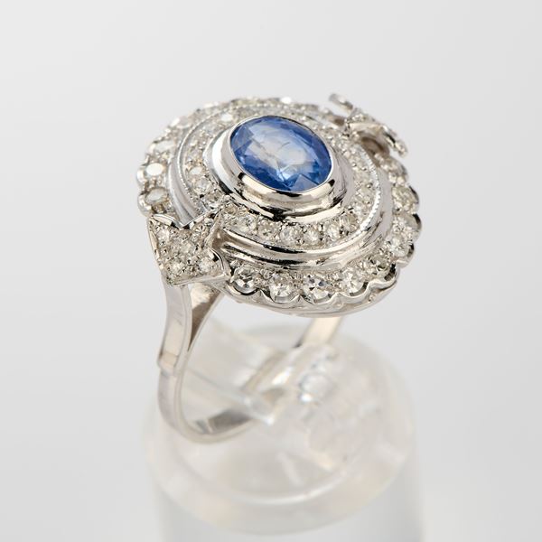 Anello ovale in oro bianco con zaffiro e diamanti