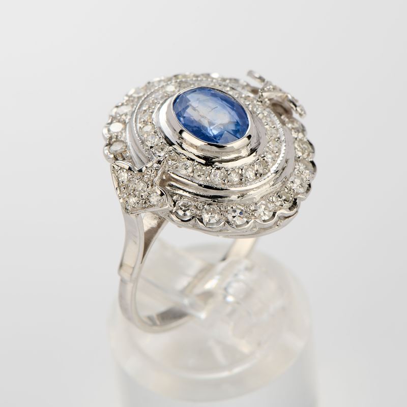 Anello ovale in oro bianco con zaffiro da 1,40 ct e diamanti da 1,20 ct