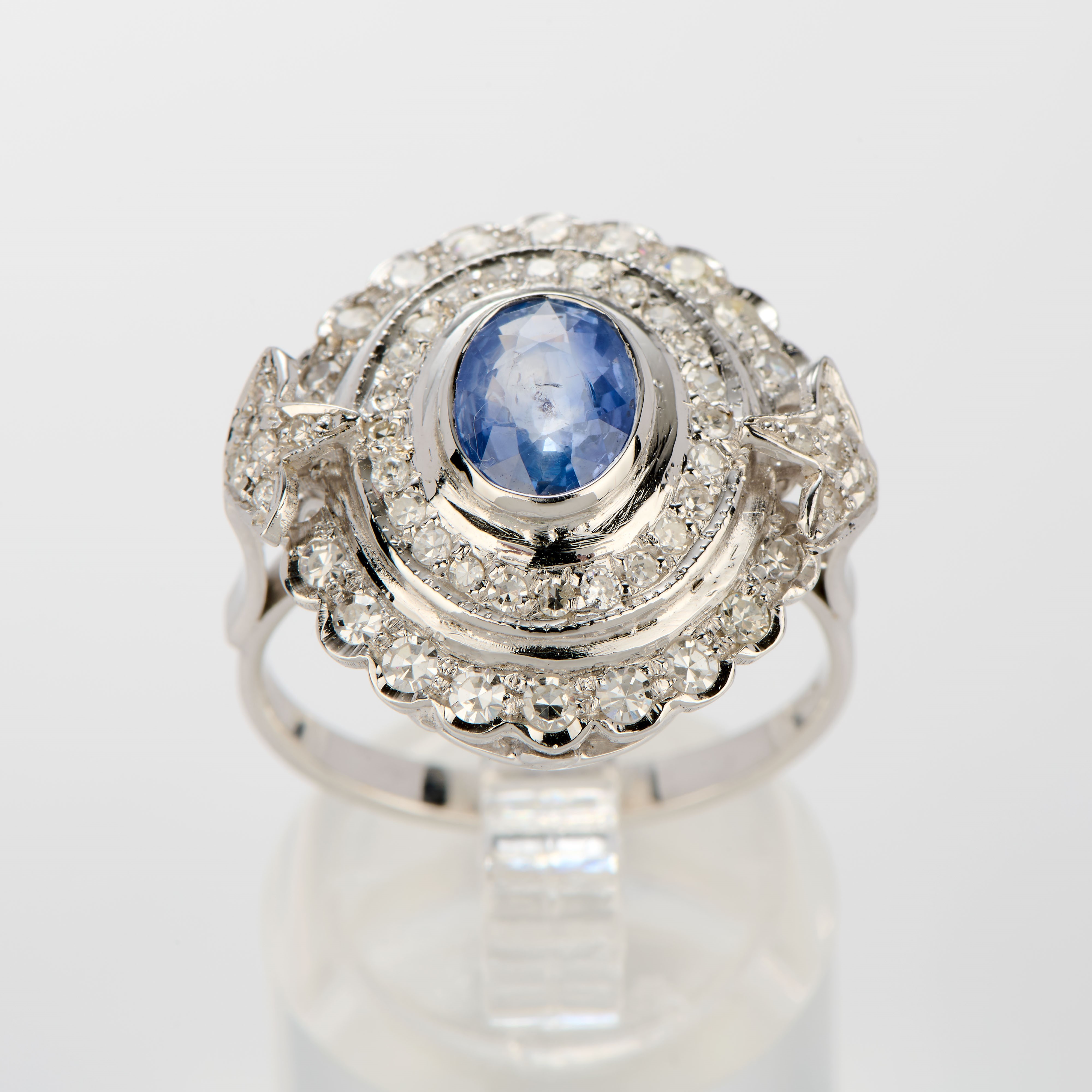 Anello ovale in oro bianco con zaffiro da 1,40 ct e diamanti da 1,20 ct