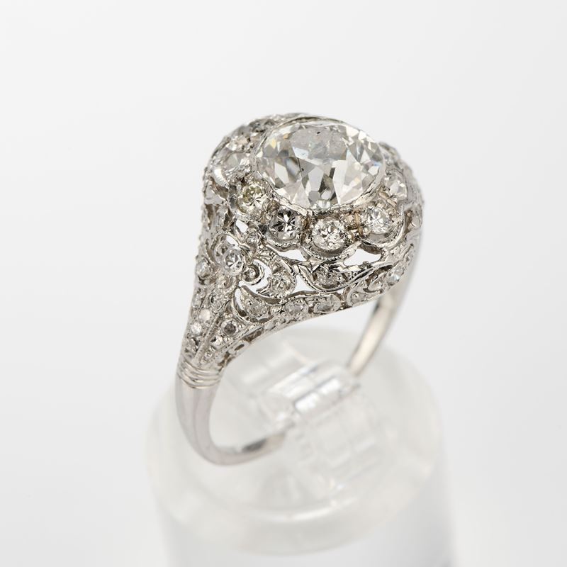 Anello bombato e traforato in oro bianco e diamanti