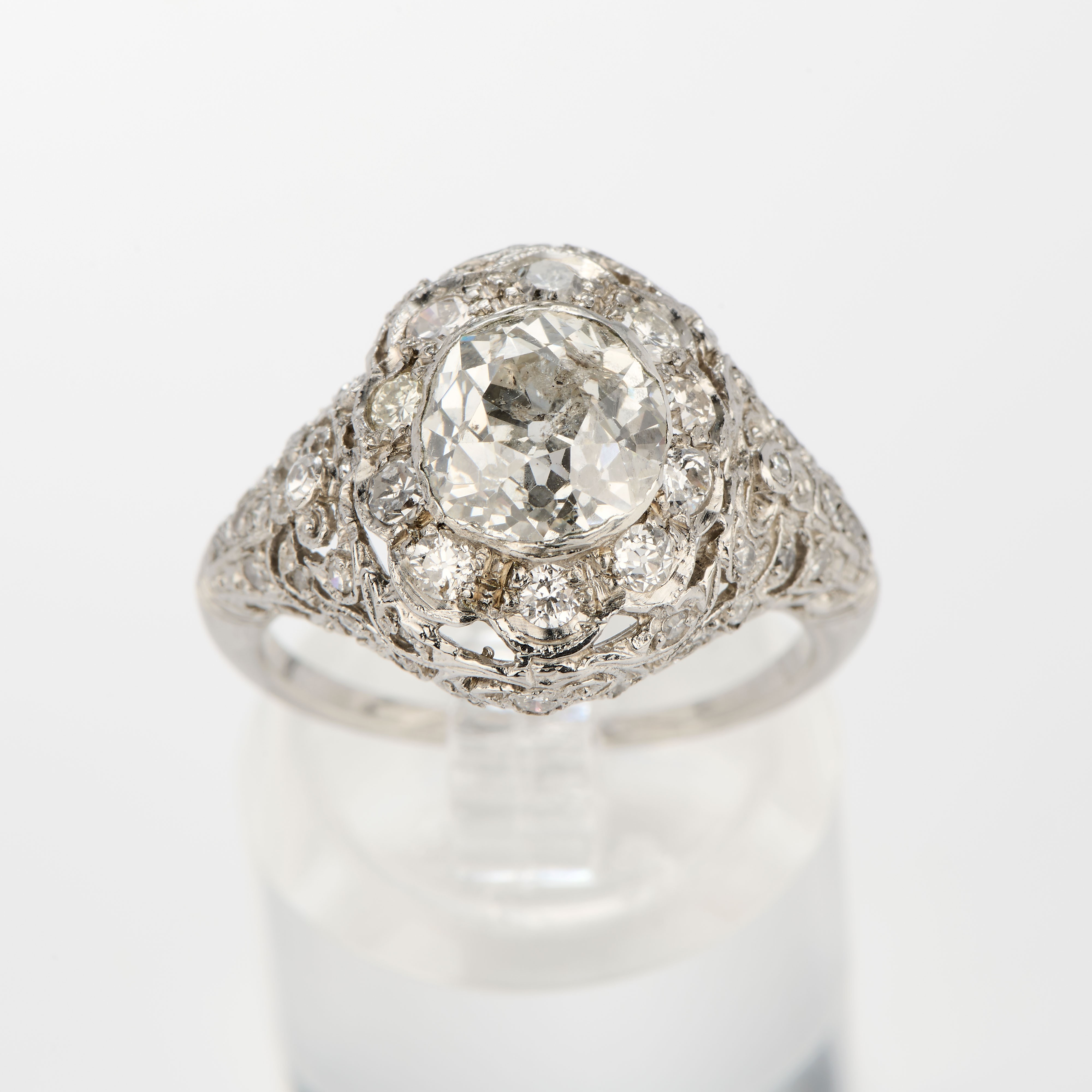 Anello bombato e traforato in oro bianco e diamanti