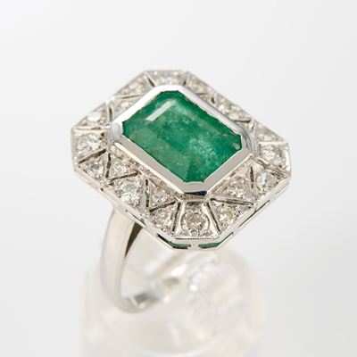 Anello ottagonale in oro bianco, smeraldo di ct 4,50 e diamanti di ct 0,80