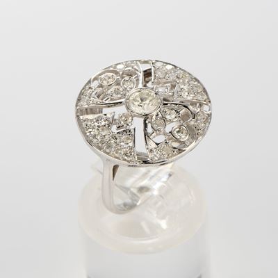 Anello rotondo in oro bianco con diamante centrale e contorno di diamanti
