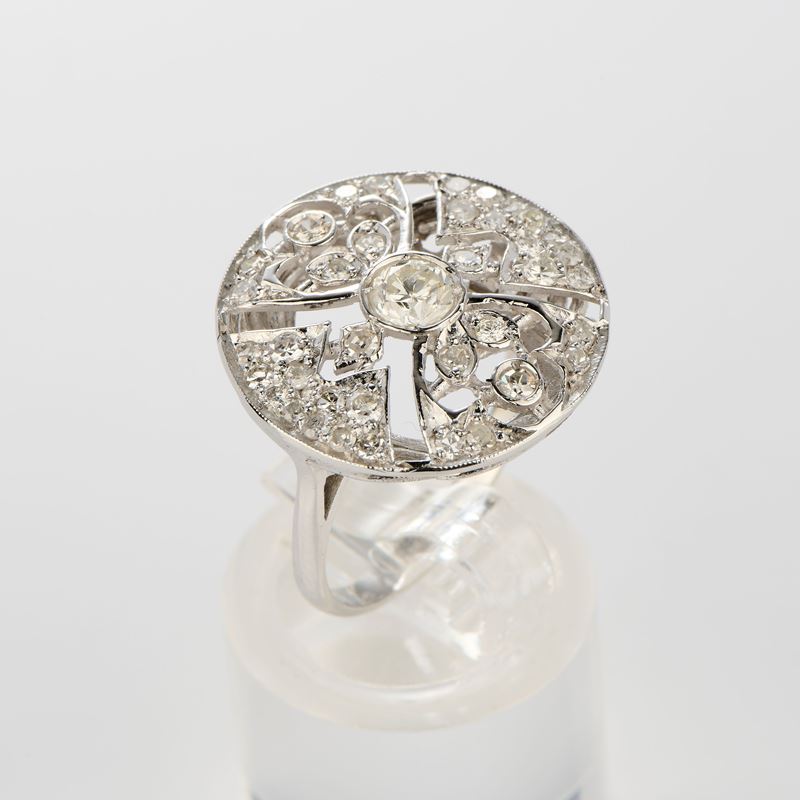 Anello rotondo in oro bianco con diamante centrale e contorno di diamanti