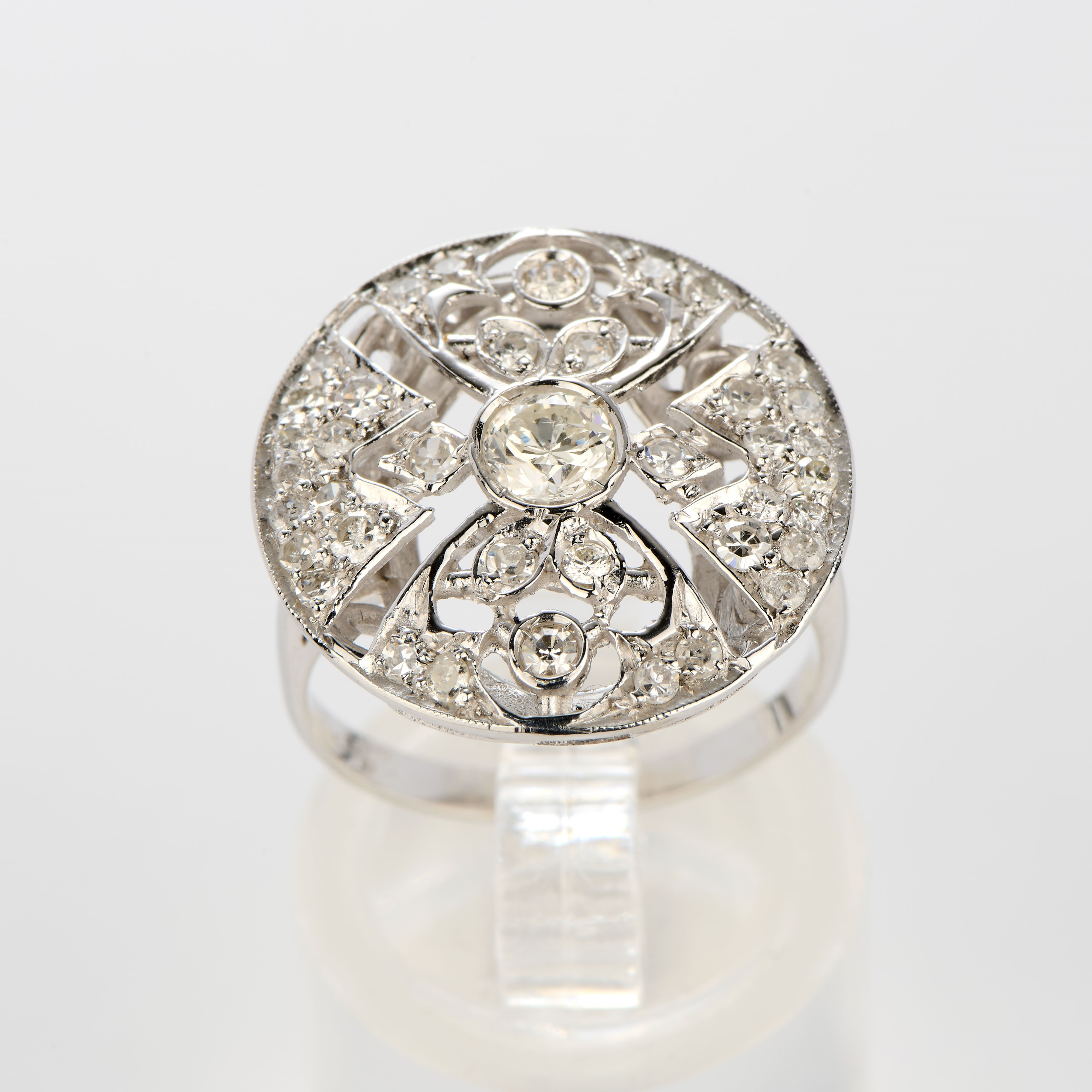 Anello rotondo in oro bianco con diamante centrale e contorno di diamanti