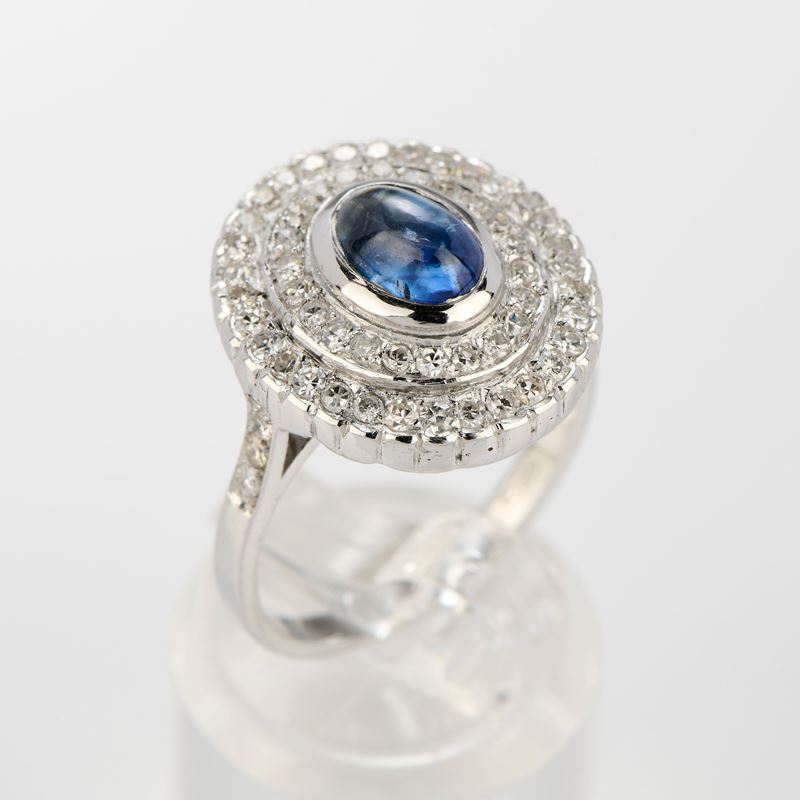 Anello ovale in oro bianco con zaffiro e diamanti
