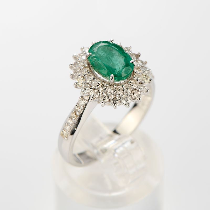 Anello ovale in oro bianco con smeraldo e diamanti