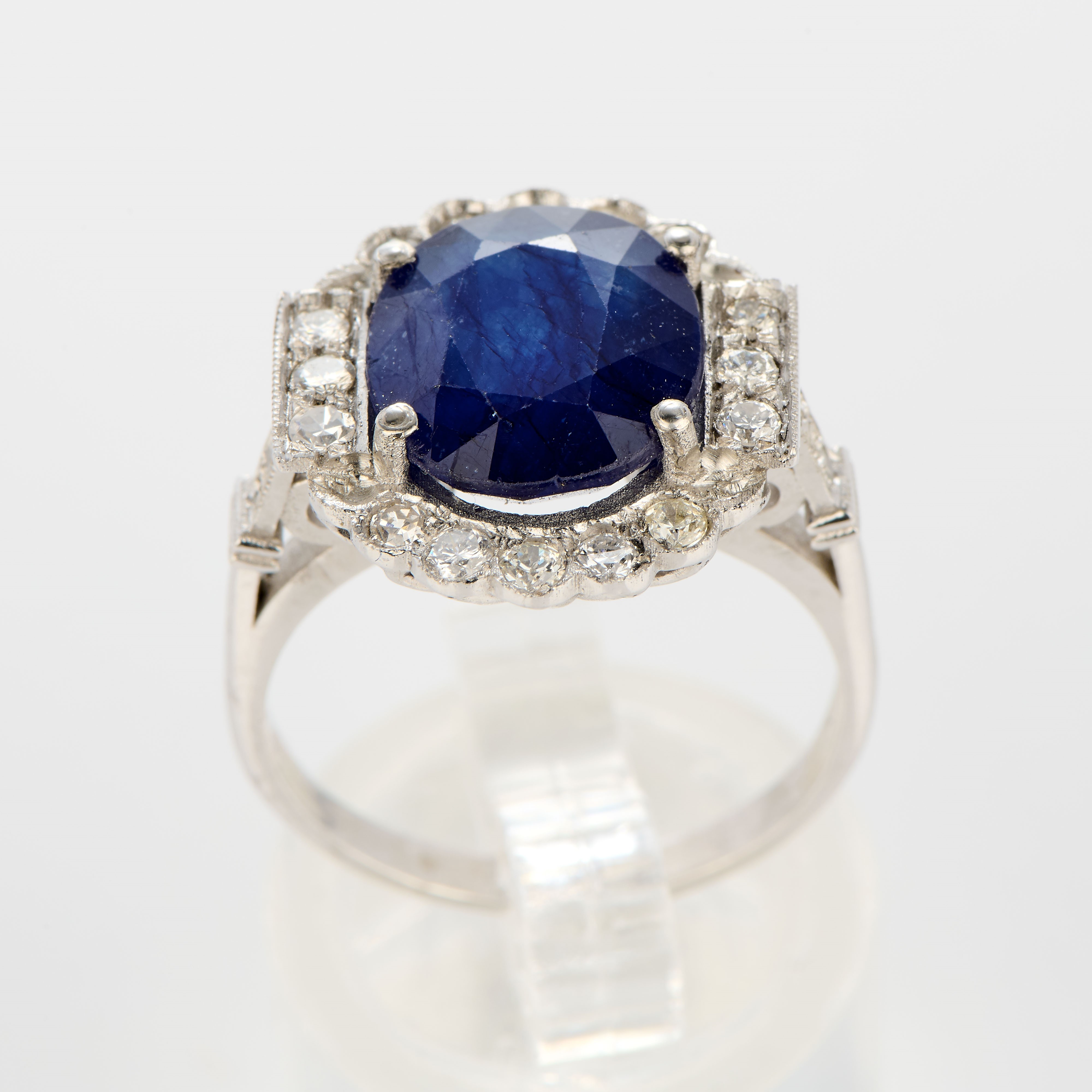 Anello ovale in oro bianco con zaffiro e diamanti