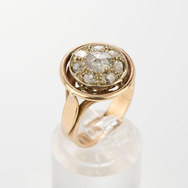 Anello rotondo in oro giallo e rose di diamante