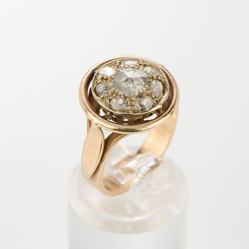Anello rotondo in oro giallo e rose di diamante