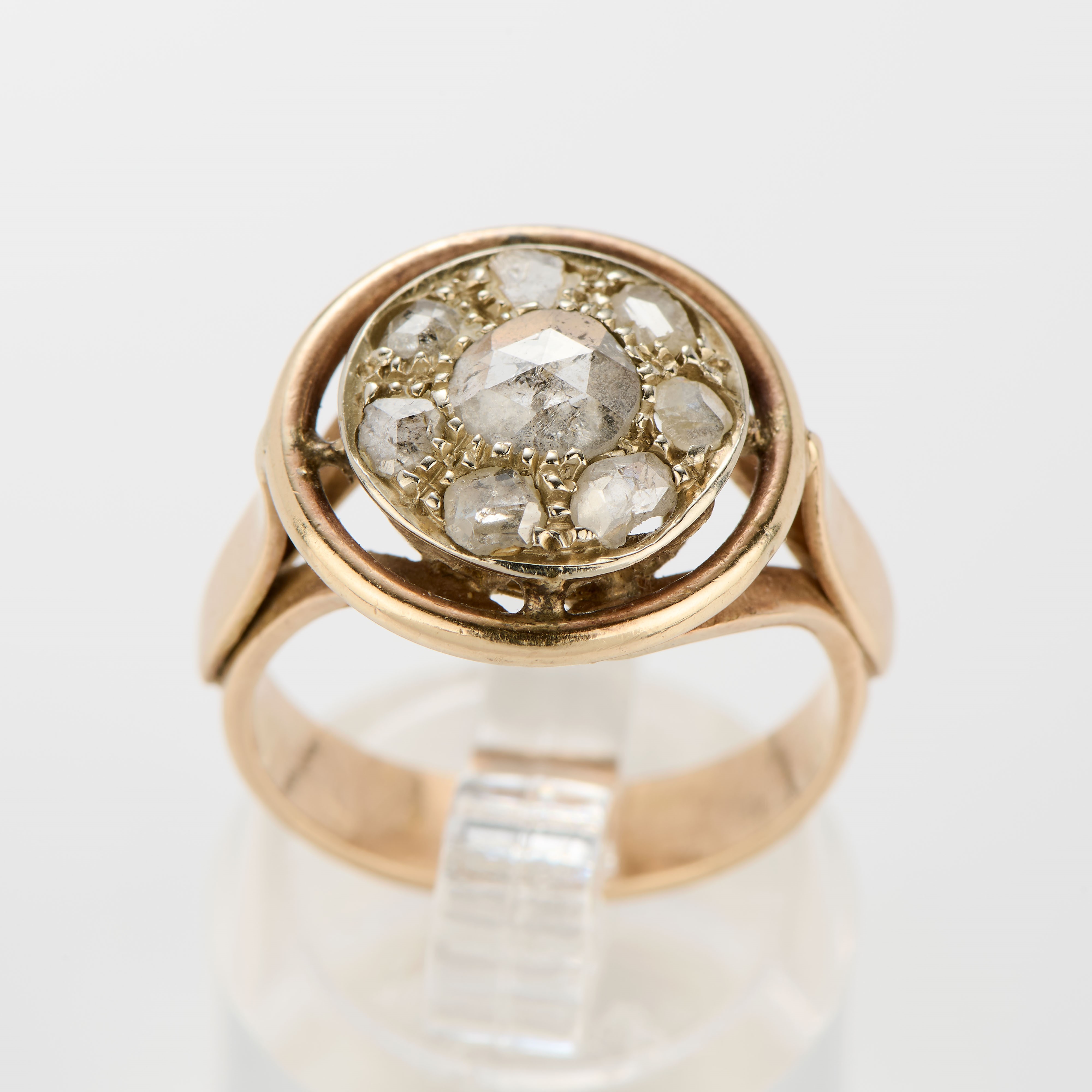 Anello rotondo in oro giallo e rose di diamante