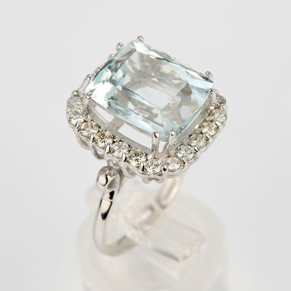 Anello rettangolare in oro bianco con acquamarina e diamanti