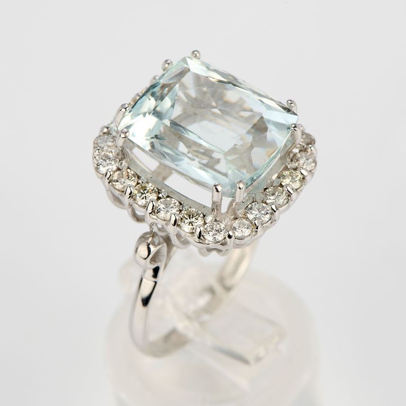 Anello rettangolare in oro bianco con acquamarina e diamanti