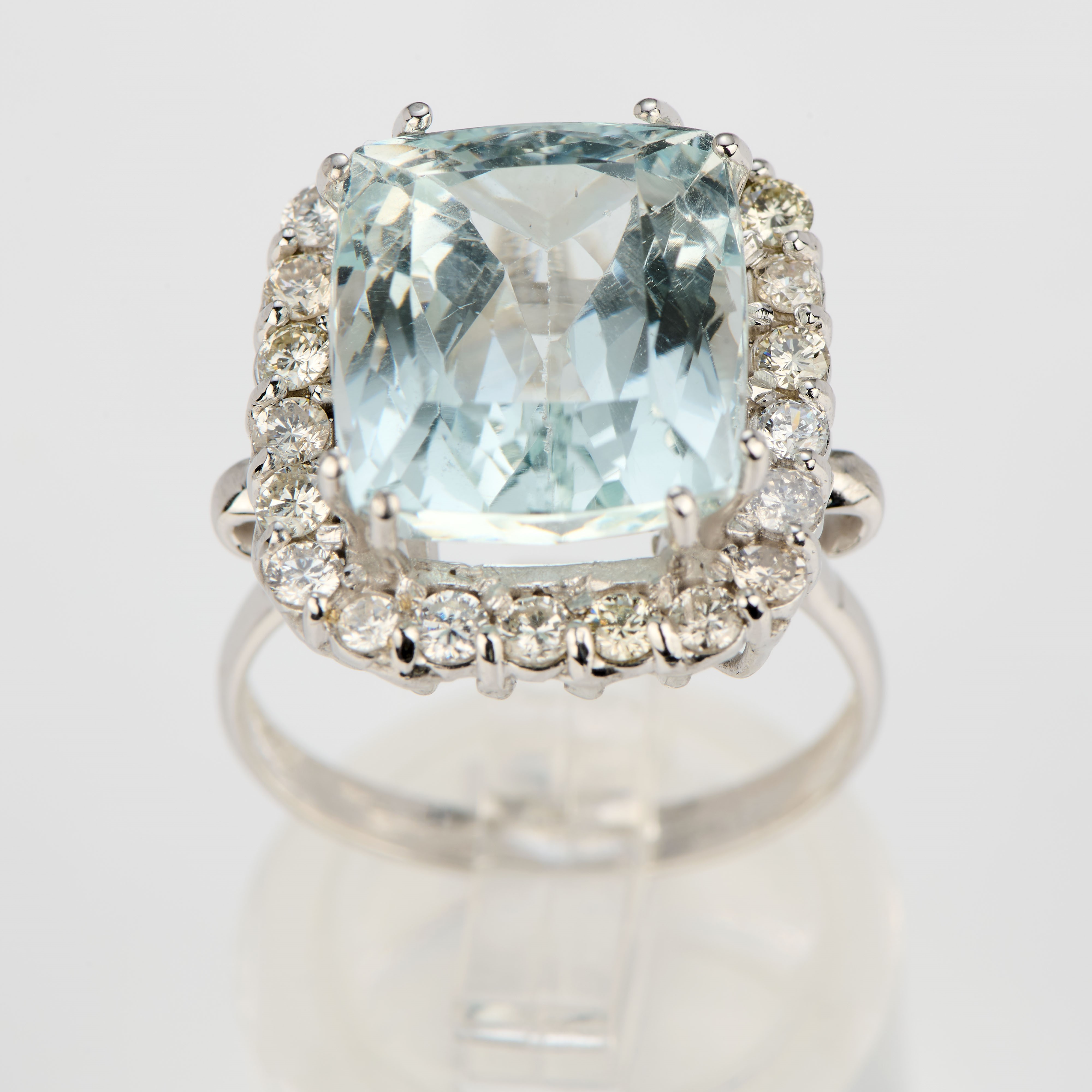 Anello rettangolare in oro bianco con acquamarina e diamanti