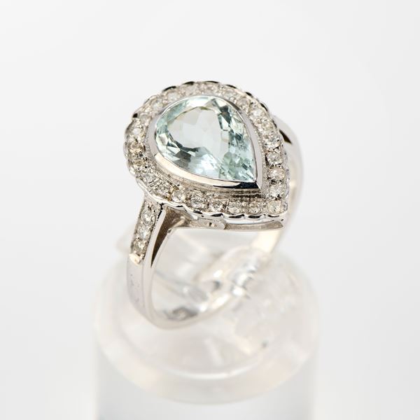 Anello a goccia in oro bianco con acquamarina e diamanti