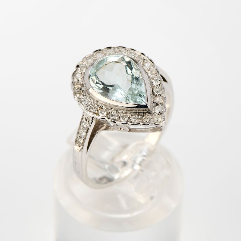 Anello a goccia in oro bianco con acquamarina e diamanti