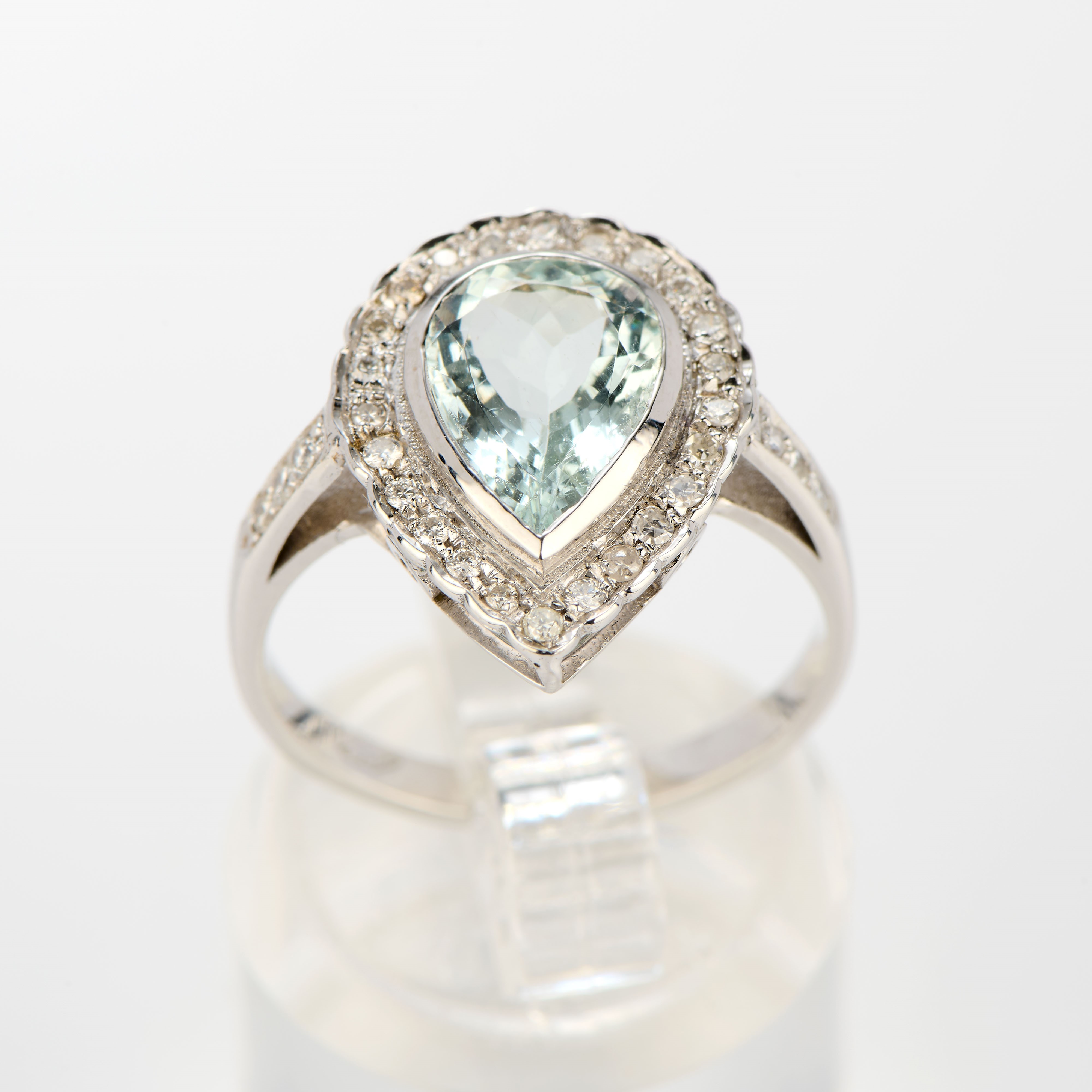 Anello a goccia in oro bianco con acquamarina e diamanti