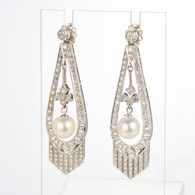 Orecchini pendenti geometrici in oro bianco con diamanti e perle