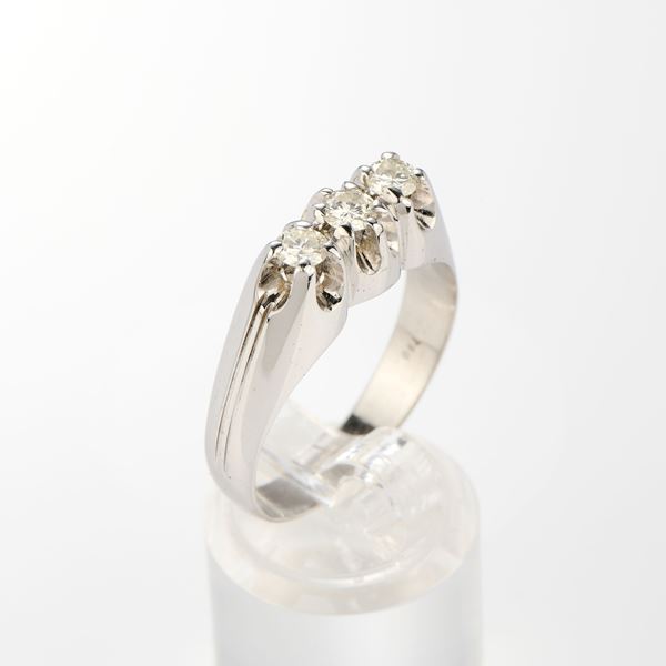 Anello in oro bianco e tre diamanti